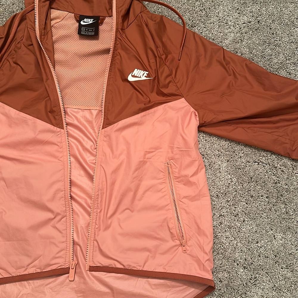 Nike Women’s Hooded Windrunner jacket